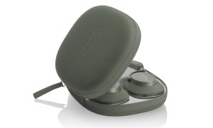 bowers-and-wilkins-px7-s2e-pack-accesories-forest-green
