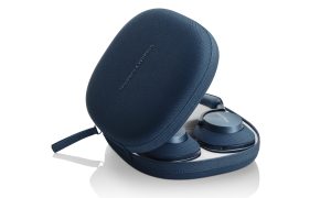 bowers-and-wilkins-px7-s2e-pack-accesories-ocean-blue